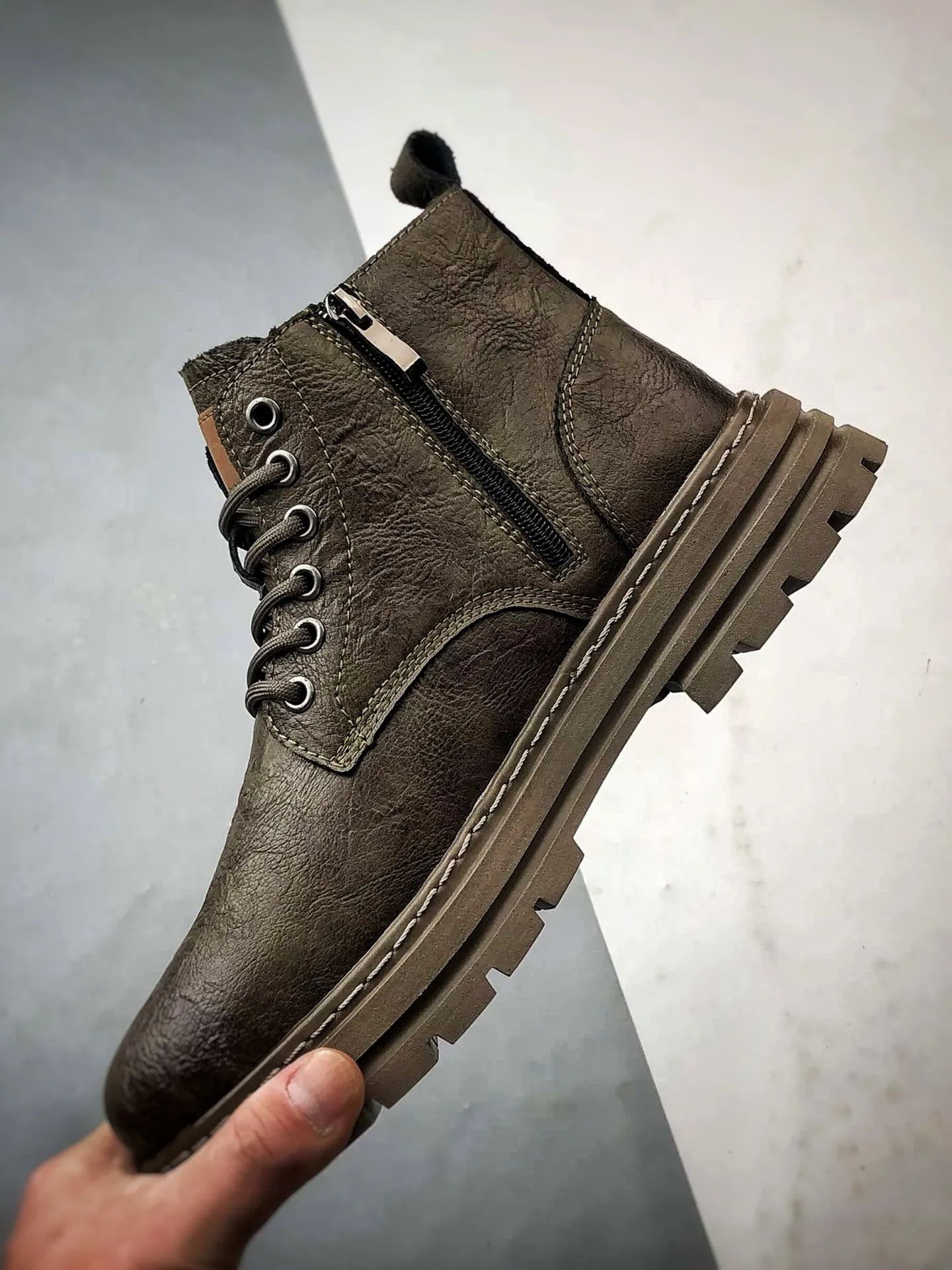 💰440 Timberland Timberland/Timberland 2025 autumn and winter new style classic high-top casual men's shoes, newly upgraded, Guangdong factory quality, original box and original packaging, the fabric is made of Italian top frosted cowhide, with anti-odor and anti-corrosion genuine leather latex insoles, giving you a perfect wearing experience. High-quality and durable, a must-have for sportsmen. Specializes in not looking handsome. High-quality, first-class foot feel. Exclusive supply. Item number: TB99776713 Code number: 39 40 41 42 43 44 (standard code)